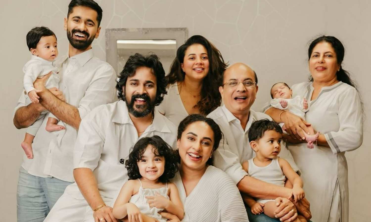 Pearle Maaney Complete Family Photo viral